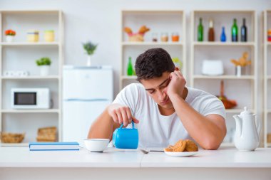 Fazla mesai sonrası kahvaltıda uyuyan bir adam.