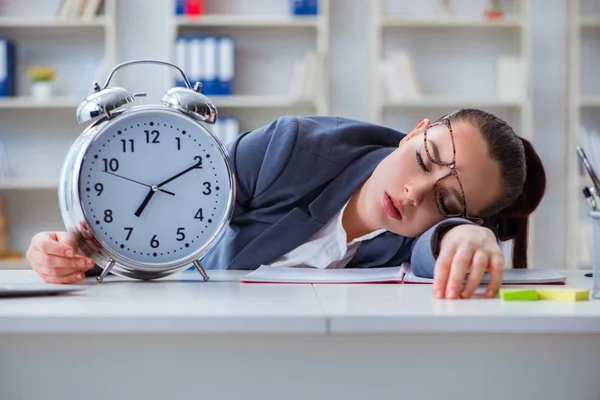 Empresária no conceito de gerenciamento de tempo dormindo — Fotografia de Stock