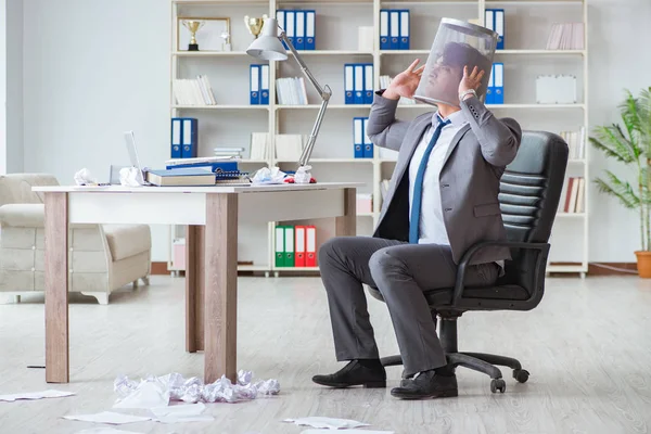 Empresário se divertindo fazendo uma pausa no escritório no trabalho — Fotografia de Stock