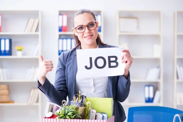 Geschäftsfrau kündigt ihren Job im Büro — Stockfoto