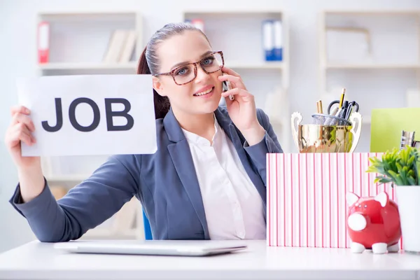 Businesswoman resigning from her job — Stock Photo, Image