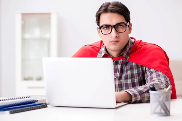 Estudante super-herói com um laptop estudando se preparando para exames — Fotografia de Stock