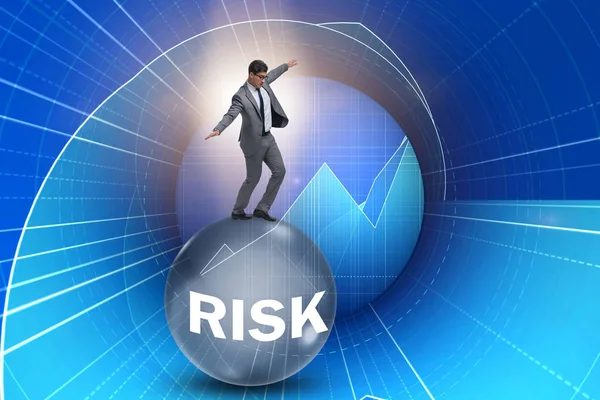 Jovem empresário em risco de negócio e conceito de incerteza — Fotografia de Stock