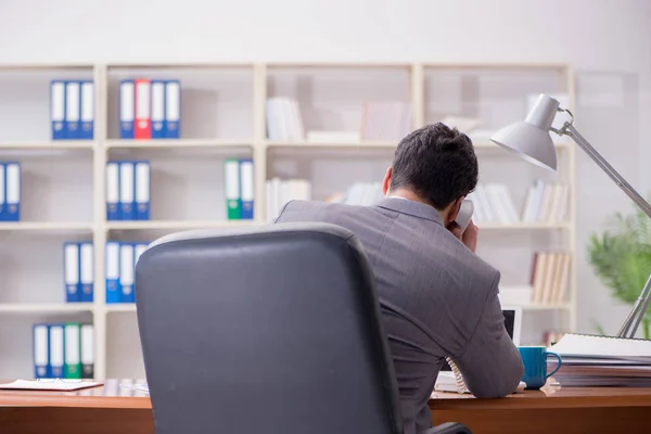 Jeune homme d'affaires travaillant dans le bureau — Photo