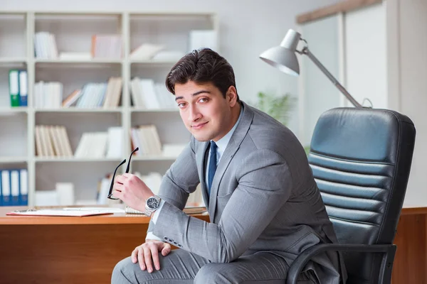 Ofiste çalışan genç bir işadamı.