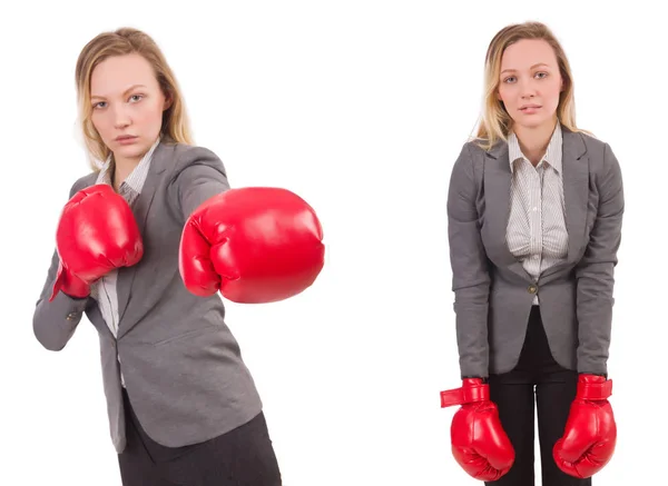 Žena podnikatelka s boxerskými rukavicemi na bílém — Stock fotografie