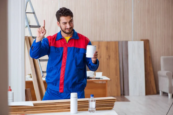 Yooung marangoz boyayla uğraşıyor.