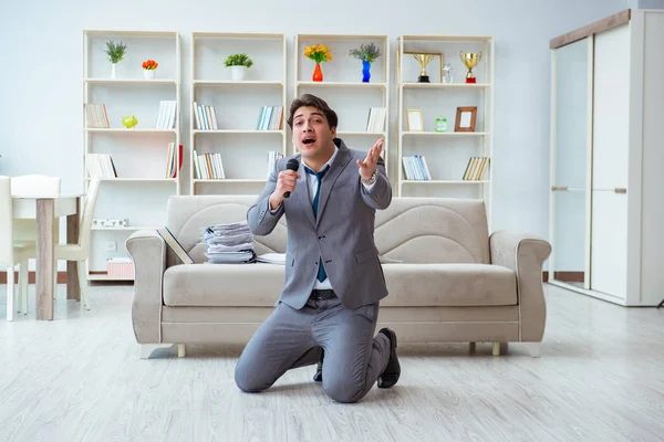 Ofiste kutlama yapan sarhoş iş adamı.