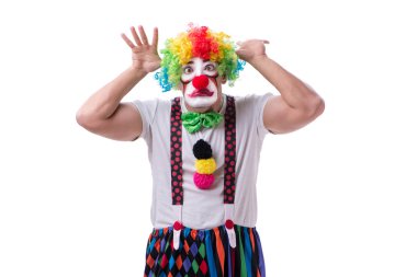 Beyaz arka planda aptalca davranan komik palyaço.