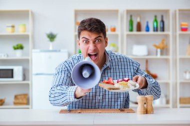 Hoparlörlü koca karısına bağırıyor.