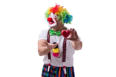 Beyaz arka planda kalbi olan komik bir palyaço.