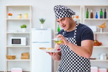 Aşçı mutfakta akşam yemeği hazırlıyor.