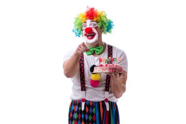 Beyaz arka plan üzerinde izole bir doğum günü pastası ile komik palyaço