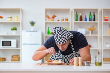 Aşçı mutfakta akşam yemeği hazırlıyor.