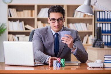 İşadamı işte kumar oynuyor.