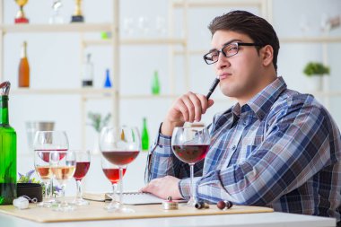 Profesyonel şarap garsonu kırmızı şarap tadıyor.