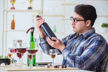 Profesyonel şarap garsonu kırmızı şarap tadıyor.