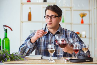 Profesyonel şarap garsonu kırmızı şarap tadıyor.