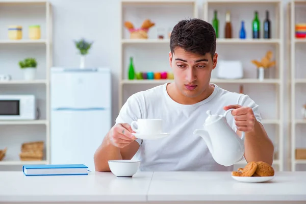 Uomo addormentarsi durante la colazione dopo gli straordinari — Foto Stock