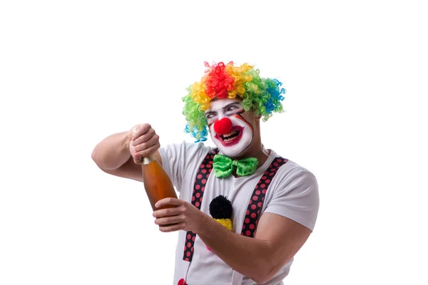 Lustige Clown mit einer Flasche isoliert auf weißem Hintergrund — Stockfoto