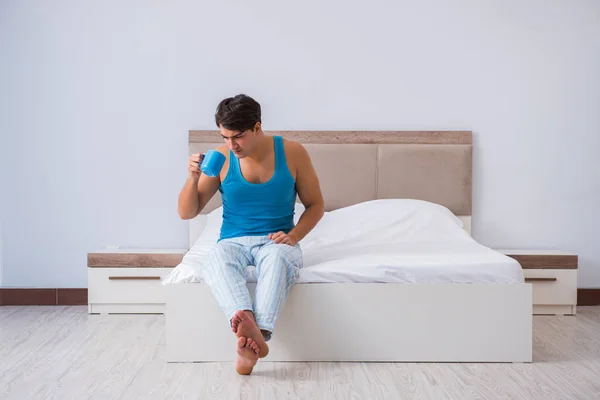 Jovem acordando na cama — Fotografia de Stock