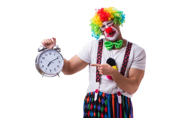 Grappige clown met een wekker geïsoleerd op witte achtergrond — Stockfoto