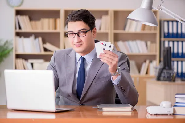 Affärsman spelande spelkort på jobbet — Stockfoto