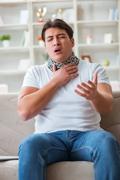 Молодий чоловік страждає від болю в горлі — стокове фото