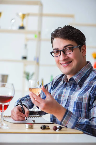 Professionele sommelier proeverij rode wijn — Stockfoto