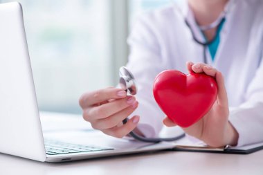 Doktor, tıbbi konseptte kalbi kontrol ediyor.