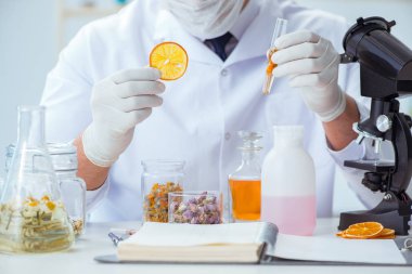 Laboratuvarda parfüm karıştıran bir kimyager.