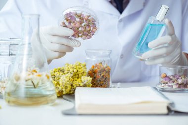 Laboratuvarda parfüm karıştıran bir kimyager.