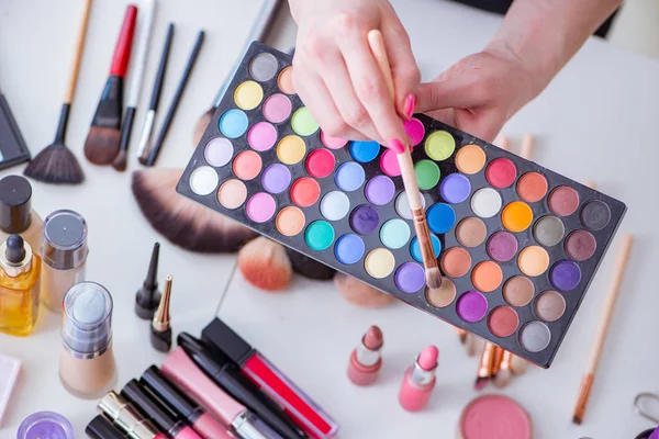 Masada gösterilen makyaj ürünlerinin koleksiyonu