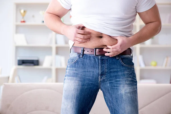 Diyet konseptinde fazladan ağırlık çeken adam.