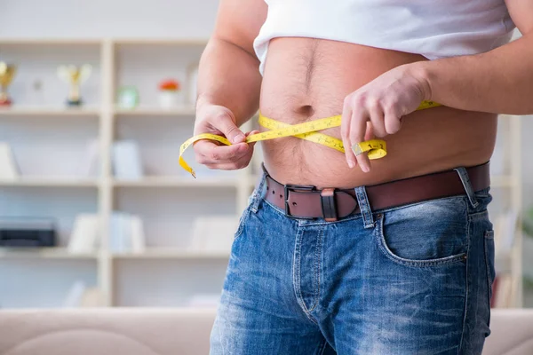 Homem que sofre de peso extra no conceito de dieta — Fotografia de Stock