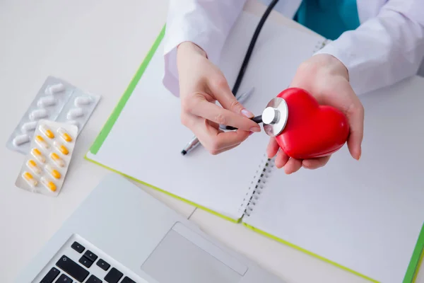 Medico controllando il cuore nel concetto medico — Foto Stock