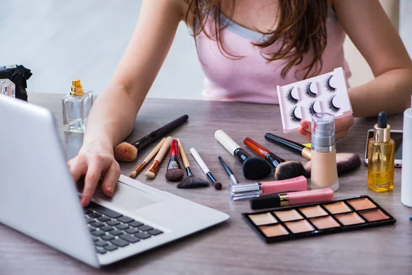 Makyaj aksesuarlarıyla moda blogcusu