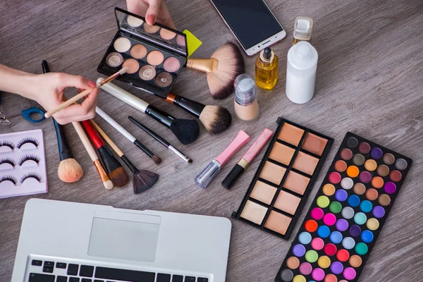 Makyaj aksesuarlarıyla moda blogcusu