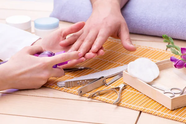 Concepto de manicura manual para hombre — Foto de Stock