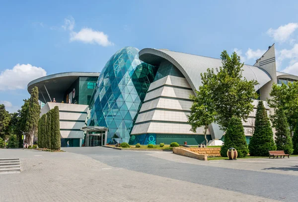 Bakü - 18 Temmuz 2015: Park Bulvar alışveriş merkezi üzerinde 18 Temmuz