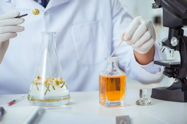 Химик смешивает духи в лаборатории — стоковое фото