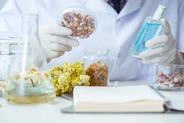 Laboratuvarda parfüm karıştıran bir kimyager.