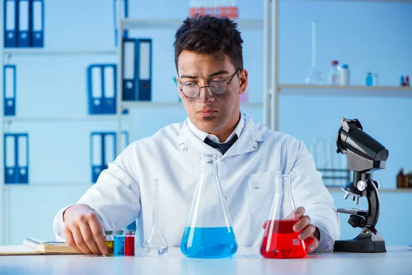 Laboratuvarda çalışan çılgın bir kimyager.