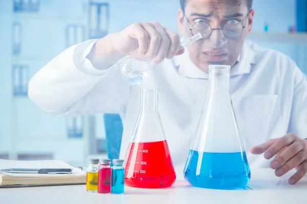 Extraño químico loco trabajando en un laboratorio — Foto de Stock