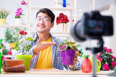 Erkek çiçekçi vlogger blogcusu kameraya video çekiyor
