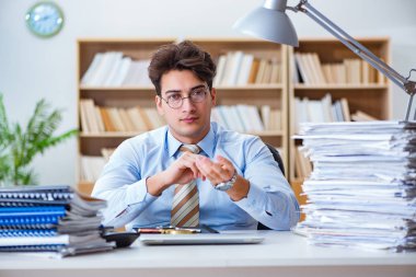 Ofiste çalışan komik muhasebeci.