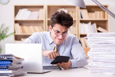 Ofiste çalışan komik muhasebeci.