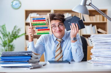 Ofiste çalışan komik muhasebeci.