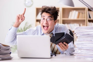 Ofiste çalışan komik muhasebeci.