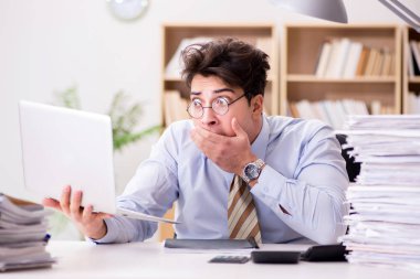 Ofiste çalışan komik muhasebeci.